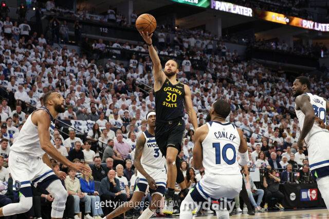 커리(왼쪽에서 세 번째)가 레이업을 던지고 있다. /게티이미지코리아