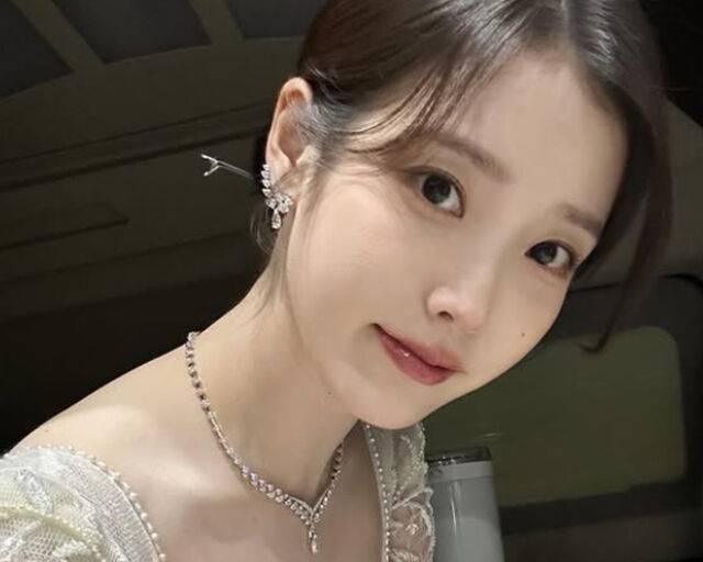 아이유가 공주 같은 자태를 뽐냈다. / 아이유 소셜미디어 캡처