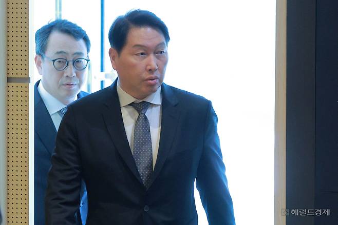 최태원(오른쪽) SK 회장과 유영상 SK텔레콤 대표이사가 7일 오전 서울 중구 SKT타워 SUPEX홀에서 SK텔레콤 해킹 사태 관련 대국민 사과를 하기 위해 회견장에 들어서고 있다. 임세준 기자