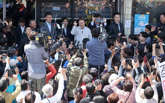 이재명 더불어민주당 대선 후보가 ‘골목골목 경청투어:국토종주편’에 나선 7일 정은경 총괄선대위원장과 함께 전북 진안군 새참거리를 찾아 연설하는 도중 손으로 하트를 만들고 있다.  [연합]