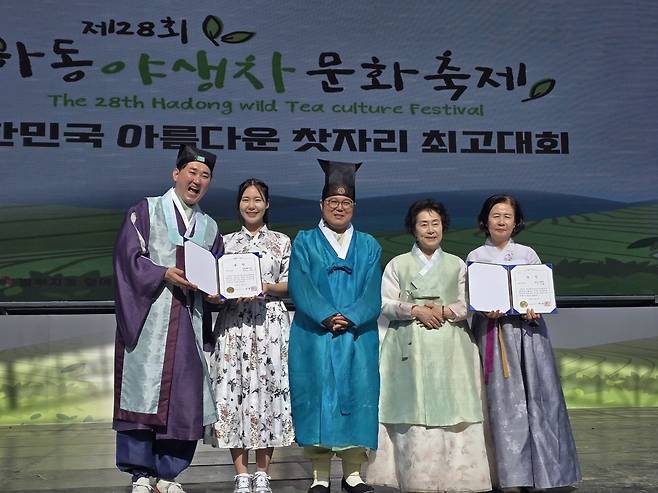 28회 대한민국 아름다운 찻자리 최고대회가 하동에서 열린 가운데 김영상(가운데) 코리아헤럴드 사장이 최우수상(경남도지사상) 수상자인 양승호ㆍ이한나(왼쪽 팀) 씨, 청명다례원의 이종현(오른쪽 팀) 씨에 상을 수여한 후 기념사진을 촬영하고 있다.