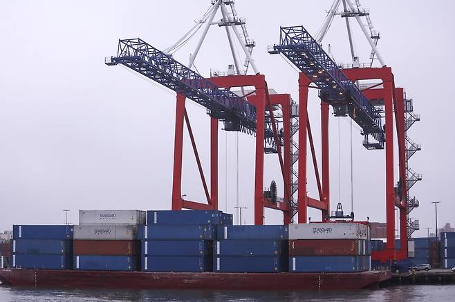 6일(현지시간) 미국 뉴욕 브루클린의 레드훅 마린 터미널에서 화물선에 실린 컨테이너들. [EPA]