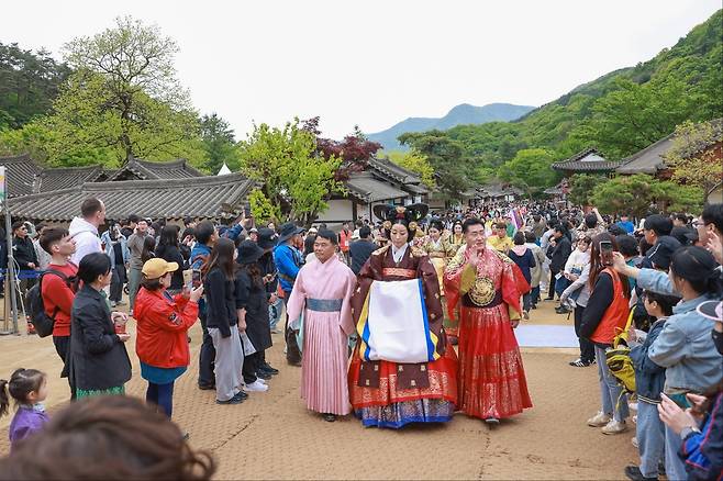 한복패션쇼 전경.[문경시 제공]