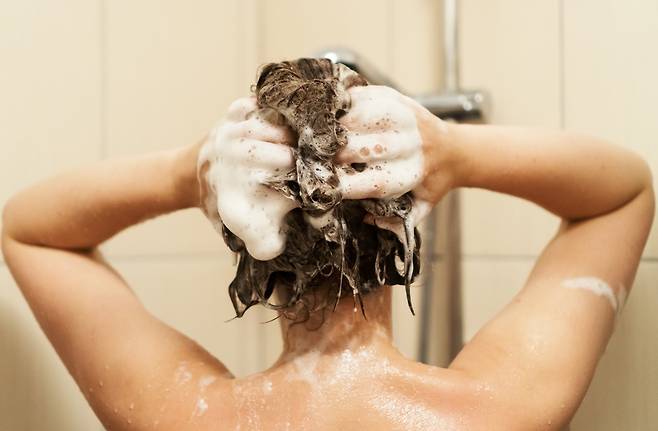 샤워하는 여성 [123rf]