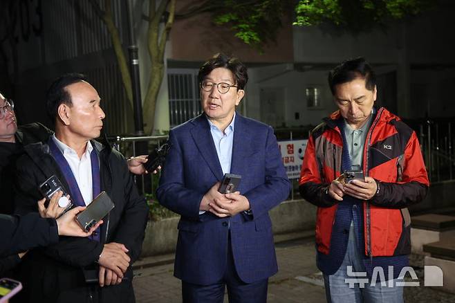 [서울=뉴시스] 김금보 기자 = 권성동(가운데) 국민의힘 원내대표를 비롯한 중진의원들이 6일 오후 서울 관악구 김문수 대선후보의 자택 앞에서 '한덕수 후보와의 단일화'  관련 논의를 위해 김 후보를 기다리며 취재진의 질문에 답변하고 있다. 2025.05.06. kgb@newsis.com