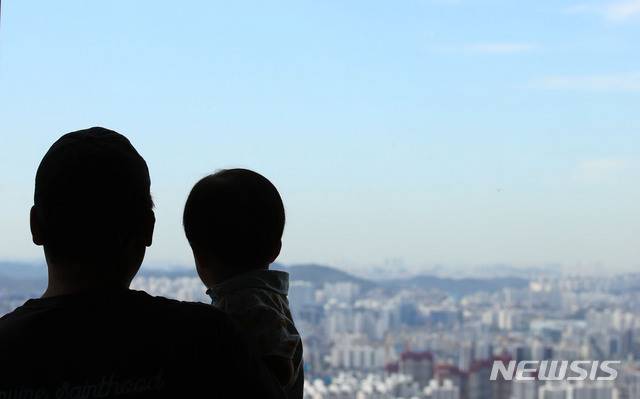 【서울=뉴시스】 박미소 기자 = 전국이 맑은 날씨를 보이는 17일 오전 서울 여의도 63빌딩에서 한 아이와 아빠가  하늘을 바라보고 있다. 2019.09.17.  misocamera@newsis.com