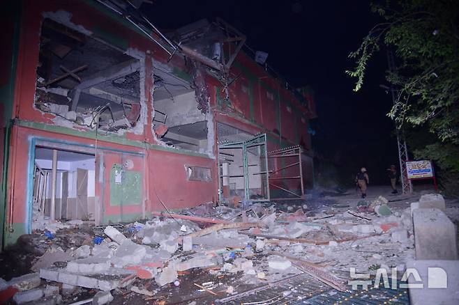 [카슈미르=AP/뉴시스]7일(현지 시간) 파키스탄 육군이 카슈미르 내 자국 관리 지역 인근 무자파라바드에서 인도의 소행으로 추정되는 미사일 공격 현장을 살피고 있다. 2025.05.07.