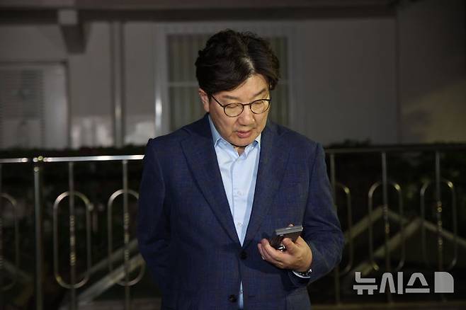 [서울=뉴시스] 김금보 기자 = 권성동 국민의힘 원내대표가 6일 오후 서울 관악구 김문수 대선후보의 자택 앞에서 '한덕수 후보와의 단일화'  관련 논의를 위해 김 후보를 기다리고 있다. 2025.05.06. kgb@newsis.com