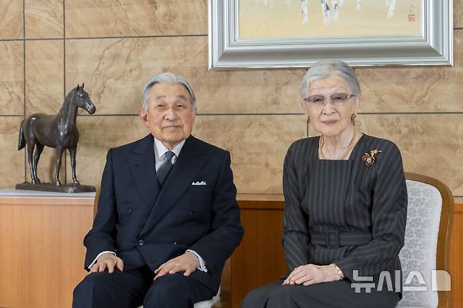 [도쿄=AP/뉴시스]지난해 12월 11일 촬영돼 같은 달 23일 일본 궁내청이 공개한 사진에 아키히토 상왕(왼쪽), 미치코 상왕후가 도쿄의 저택에서 사진 촬영을 위해 포즈를 취하고 있다. 2025.05.07.