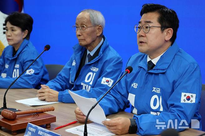 [서울=뉴시스] 조성우 기자 = 박찬대(오른쪽) 더불어민주당 상임 총괄선대위원장이 7일 오전 서울 여의도 중앙당사에서 열린 중앙선거대책위원회의에서 발언하고 있다. 2025.05.07. xconfind@newsis.com