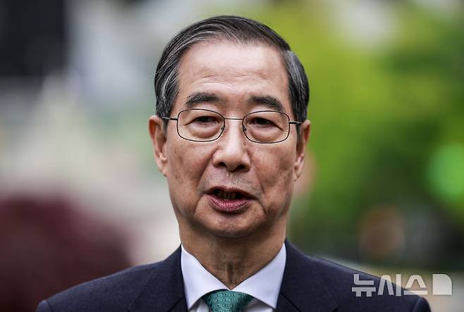 [서울=뉴시스] 정병혁 기자 = 한덕수 무소속 대통령 선거 예비 후보가 6일 서울 중구 달개비 컨퍼런스하우스에서  이낙연 새미래민주당 상임고문이 오찬회동 마친 뒤 취재진에게 입장을 밝히고 있다. 2025.05.06. jhope@newsis.com