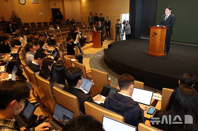 [서울=뉴시스] 이영환 기자 = 최태원 SK그룹 회장이 7일 오전 서울 중구 SK텔레콤 T타워 SUPEX홀에서 SK텔레콤의 해킹 사고와 관련해 대국민 사과를 하고 있다. (공동취재) 2025.05.07.photo@newsis.com