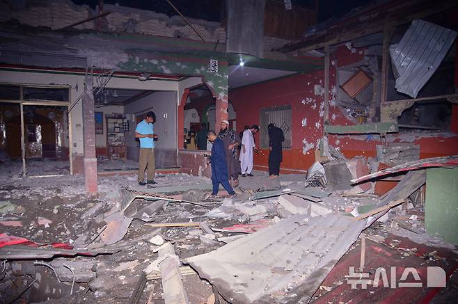 [무자파라바드=AP/뉴시스] 7일(현지 시간) 파키스탄령 카슈미르 무자파라바드 인근에서 주민들과 취재진이 인도의 미사일 공격으로 추정되는 공격으로 피해 입은 현장을 살피고 있다. 인도 정부는 이날 새벽 파키스탄령 카슈미르 9곳을 공격하는 ‘신두르 작전’을 개시했다고 밝혔다. 2025.05.07.