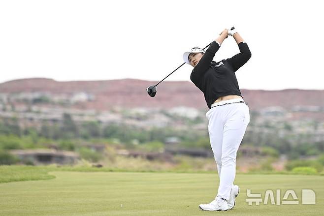[아이빈스=AP/뉴시스] 유해란이 4일(현지 시간) 미 유타주 아이빈스 블랙 데저트 리조트에서 열린 미국여자프로골프(LPGA) 투어 신설 대회 블랙 데저트 챔피언십 9번 홀에서 티샷하고 있다. 유해란은 첫날부터 선두를 놓치지 않고 최종 합계 26언더파 262타를 기록하며 '와이어 투 와이어' 우승을 차지했고 통산 3승을 올렸다. 2025.05.05.