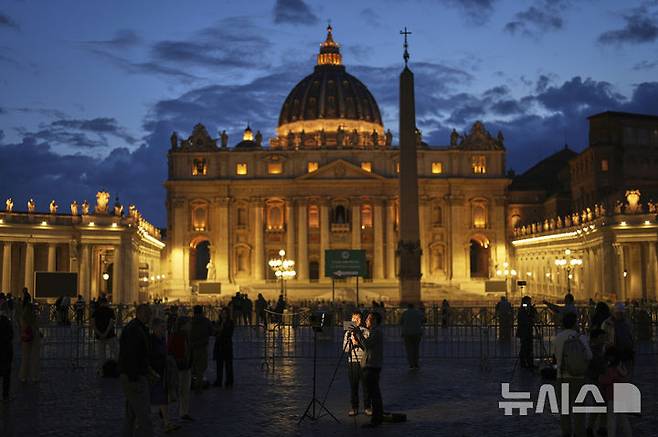 [바티칸=AP/뉴시스] 차기 교황 선출을 위한 추기경 비밀 투표인 콘클라베를 앞둔 5일(현지 시간) 바티칸 성 베드로 광장 모습. 2025.05.06.