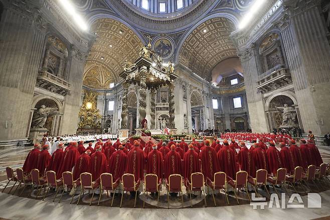[바티칸시티=AP/뉴시스] 교황청은 5일(현지 시간) 차기 교황을 뽑는 콘클라베에 참석하는 추기경 선거인단 133명 전원이 바티칸에 도착했다고 밝혔다. 사진은 지난달 30일 바티칸의 성 베드로 대성당에서 프란치스코 교황의 추모 미사에 참석한 추기경들의 모습. 2025.05.07