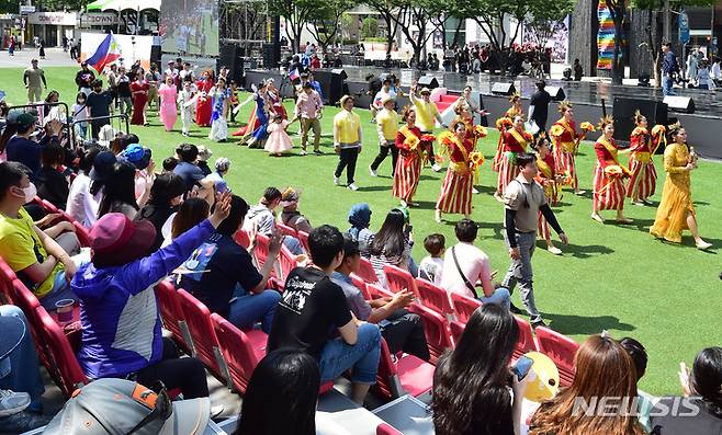 [대구=뉴시스] 대구 중구 국채보상로 일대에서 열린 '파워풀 대구 페스티벌'에서 거리퍼레이드가 펼쳐지고 있다. (사진=뉴시스 DB). photo@newsis.com
