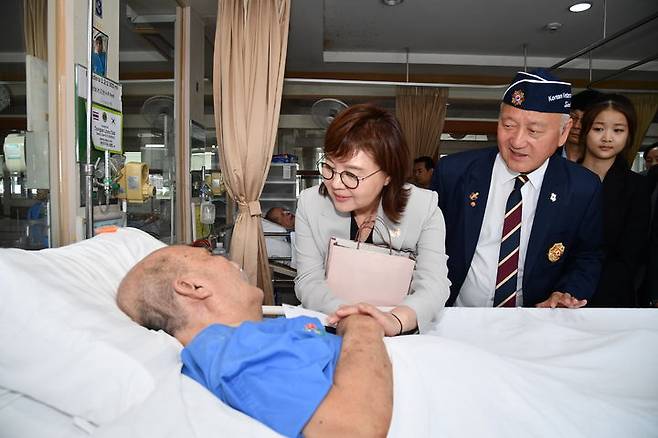[안동=뉴시스] 양금희 경북도 경제부지사가 지난 6일 태국의 방콕 보훈병원을 찾아 6·25전쟁 참전용사를 위로하고 있다. (사진=경북도 제공) 2025.05.07. photo@newsis.com *재판매 및 DB 금지