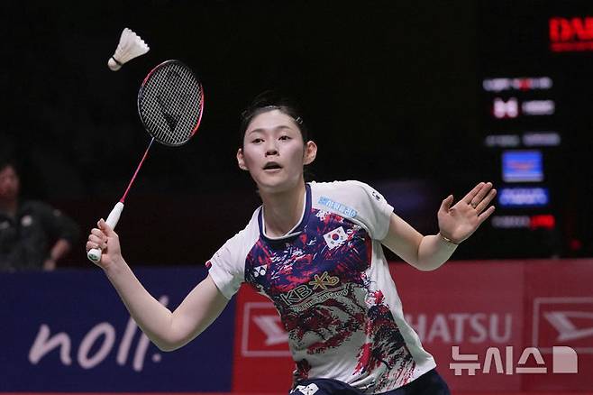 [자카르타=AP/뉴시스] 심유진이 26일(현지 시간) 인도네시아 자카르타에서 열린 세계배드민턴연맹(BWF) 2025 월드투어 슈퍼500 인도네시아 마스터스 여자 단식 결승에서 라차노크 인타논(태국)과 경기하고 있다. 심유진이 0-2(18-21 17-21)로 패하며 준우승을 차지했다. 2025.01.26.