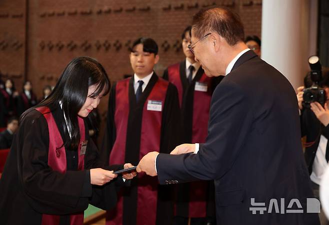 [과천=뉴시스] 이영환 기자 = 박성재 법무부 장관이 7일 오후 경기 과천시 법무부에서 열린 신임검사 임관식에서 신임 검사들에게 임명장을 수여하고 있다. 2025.05.07. 20hwan@newsis.com