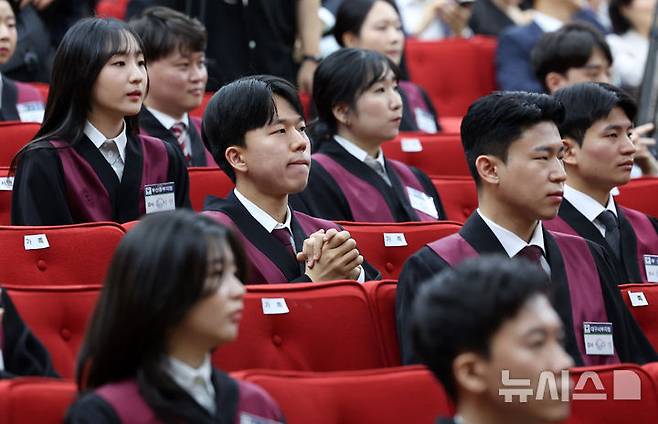 [과천=뉴시스] 이영환 기자 = 7일 오후 경기 과천시 법무부에서 열린 신임검사 임관식에서 한 신임 검사가 두 손을 모으고 있다. 2025.05.07. 20hwan@newsis.com