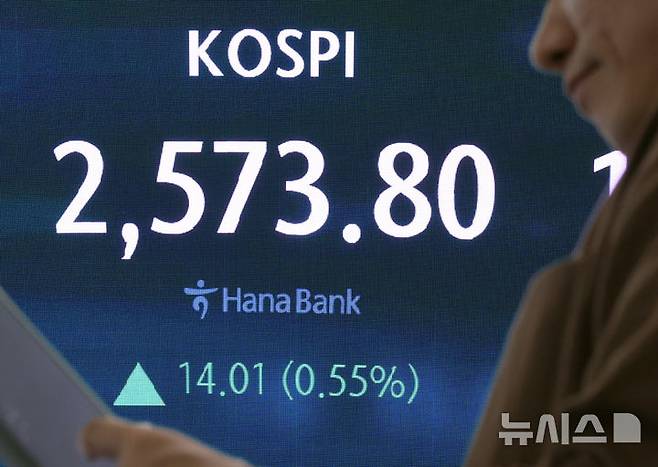 [서울=뉴시스] 김금보 기자 = 7일 서울 중구 하나은행 딜링룸에서 딜러들이 업무를 하고 있다.코스피는 전 거래일(2559.79)보다 14.01포인트(0.55%) 오른 2573.80에, 코스닥지수는 전 거래일(721.86)보다 0.95포인트(0.13%) 상승한 722.81에 거래를 종료했다. 서울 외환시장에서 원·달러 환율은 전 거래일(1405.3원)보다 7.3원 내린 1398.0원에 마감했다. 2025.05.07. kgb@newsis.com