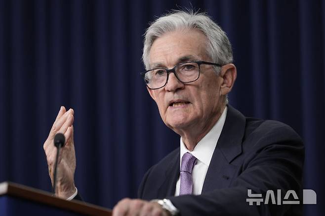 [워싱턴=AP/뉴시스] 7일(현지 시간) CBS에 따르면 시카고상품거래소(CME) 그룹의 페드워치(FedWatch)는 연준이 기준금리를 현재 수준인 4.25~4.5%로 유지할 가능성이 97%로 높다고 전망했다. 기준금리는 지난해 12월 한 차례 인하해 현재 유지 중이다. 사진은 제롬 파월 미국 연방준비제도(Fed·연준) 의장. 2025.05.07.