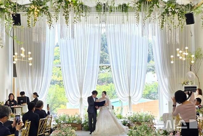 [포항=뉴시스] 지난 4일 올해 포항시 작은 결혼식 2호 커플이 스튜디오 루다에서 백년가약을 맺었다. 작은 결혼식 모습. (사진=포항시 제공) 2025.05.07. photo@newsis.com