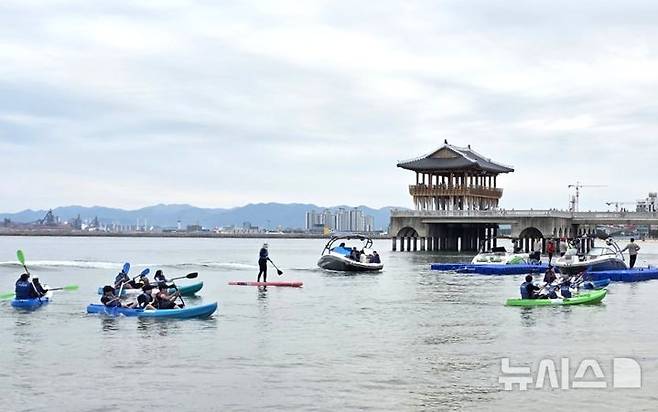 [포항=뉴시스] 지난 5일 어린이날을 맞아 영일대해수욕장 일원에서 열린 해양 레포츠 체험에 어린이와 학부모 등 총 1270명이 참여해 다양한 해양 레저 스포츠를 즐겼다. 해양 레포츠 체험 모습. (사진=포항시 제공) 2025.05.07. photo@newsis.com