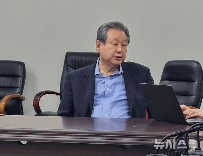 [서울=뉴시스] 정윤아기자=국민의힘 상임고문인 김무성 전 대표는 이날 오후 서울 여의도 당사에서 단식 투쟁 중 뉴시스와 만나 "민주당의 입법권력 횡포를 막으려면 대선에서 이겨야하는데 단일화 없이는 이길 수가 없다"며 "다시한번 두 후보의 애국심에 호소한다"고 말했다.