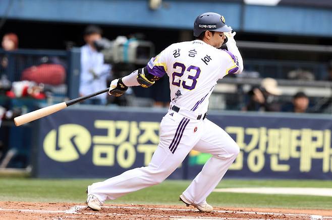 [서울=뉴시스] 프로야구 두산 베어스 강승호가 지난 6일 서울 잠실구장에서 열린 2025 신한 쏠뱅크 KBO리그 LG 트윈스와의 경기에서 타격을 시도하고 있다. (사진=두산 베어스 제공) 2025.05.06. *재판매 및 DB 금지