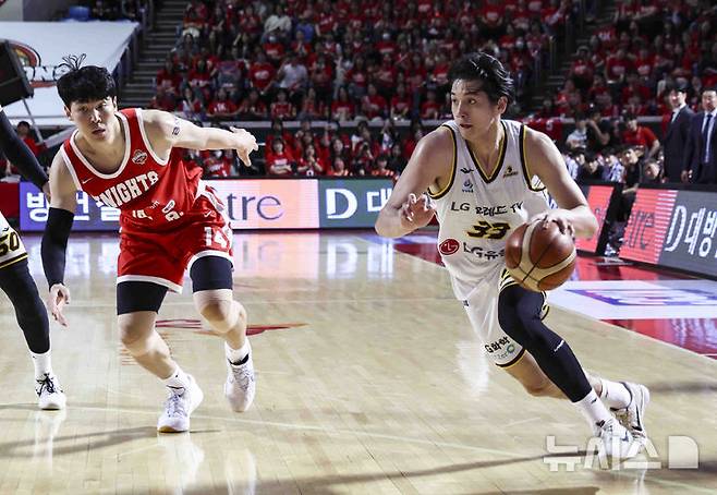 [서울=뉴시스] 김근수 기자 = 7일 잠실학생체육관에서 열린 2024-2025 KBL 챔피언결정전 창원 LG 대 서울 SK 경기, LG 칼 타마요가 돌파를 하고 있다.  2025.05.07. ks@newsis.com