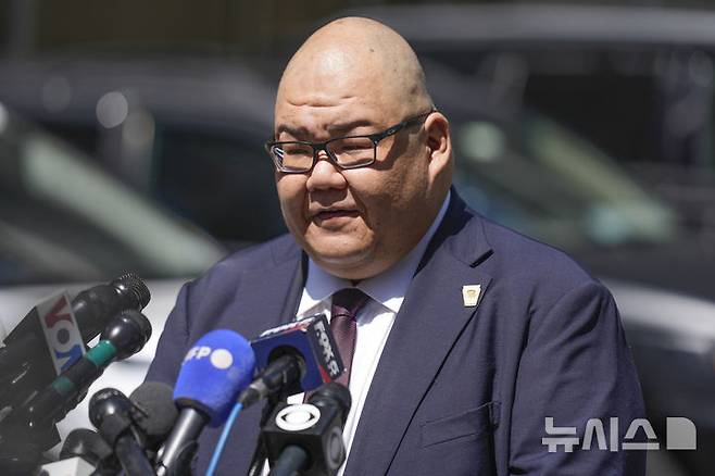 [뉴욕=AP/뉴시스]스티븐 청 백악관 대변인이 지난해 5월 28일 도널드 트럼프 캠프 대변인 시절 뉴욕에서 기자들과 대화하는 모습. 2025.05.08.