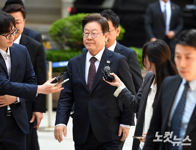 더불어민주당 이재명 대선후보가 29일 오전 서울 서초구 서울중앙지방법원에서 열린 '대장동 배임·성남FC 뇌물' 1심 속행 공판에 출석하고 있다. 황진환 기자