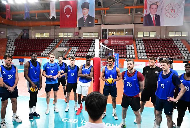 6일(현지 시각) 튀르키예 이스탄불에서 프로배구 2025-2026시즌 V리그 외국인 선수 트라이아웃이 열리고 있다. 한국배구연맹(KOVO)은 이날부터 8일까지 튀르키예 이스탄불에서 남녀부 외국인 선수 트라이아웃을 연 뒤 9일 드래프트를 개최한다. 한국배구연맹