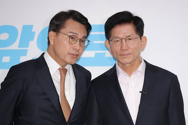 국민의힘 김문수 대선 후보가 윤상현 의원과 대화하는 모습. 연합뉴스