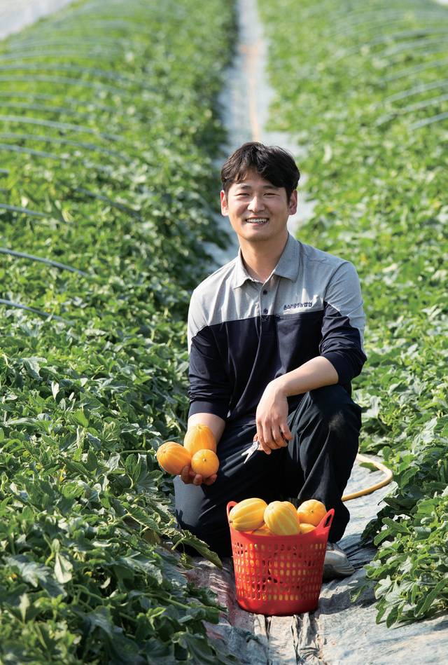 50년이 지난 노년에도 땀 흘려 열매를 수확하고 싶고, 다음 세대에게 물려줄 수 있는 지속 가능한 농업을 실현하고 싶다는 청년 농부 조상범 촌스러움농장 대표.