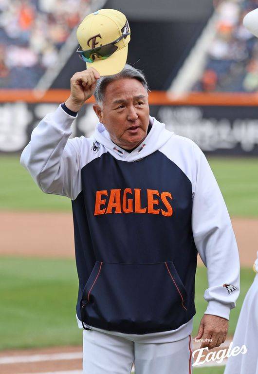 한화 김경문 감독이 6일 대전 삼성전 승리 후 팬들에게 인사하고 있다. /한화 이글스 제공