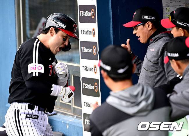 [OSEN=잠실, 최규한 기자] 6일 서울 잠실야구장에서 ‘2025 신한 SOL Bank KBO리그’ 두산 베아스와 LG 트윈스의 경기가 열렸다.이날 두산은 최원준, LG는 요니 치리노스를 선발로 내세웠다.2회초 무사 선두타자로 나선 LG 박동원이 다시 앞서가는 좌월 솔로포를 날리고 홈을 밟은 뒤 염경엽 감독과 기뻐하고 있다. 2025.05.06 / dreamer@osen.co.kr