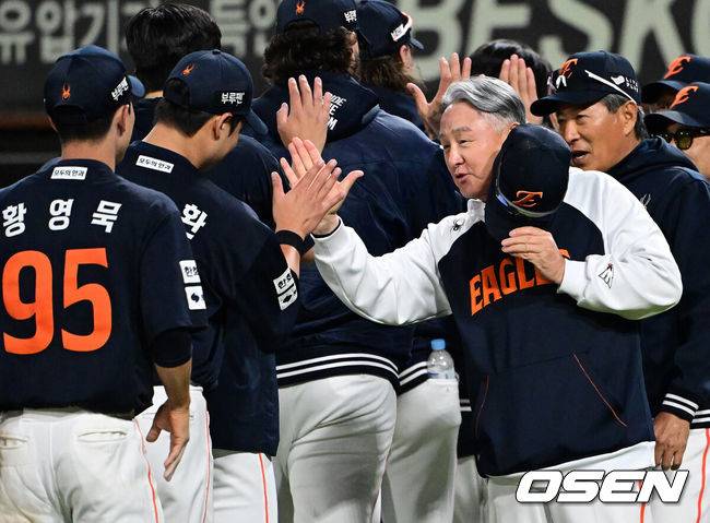 [OSEN=지형준 기자] 경기를 마치고 한화 김경문 감독과 노시환이 승리 하이파이브를 하고 있다. 2025.05.02 /jpnews@osen.co.kr