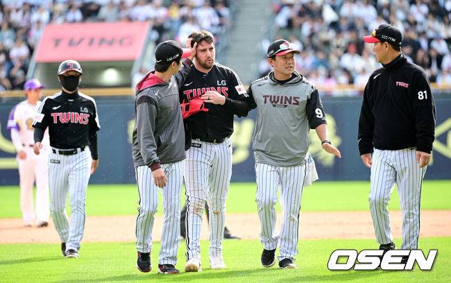 [OSEN=잠실, 최규한 기자] 6일 서울 잠실야구장에서 ‘2025 신한 SOL Bank KBO리그’ 두산 베아스와 LG 트윈스의 경기가 열렸다.이날 두산은 최원준, LG는 요니 치리노스를 선발로 내세웠다.8회초 무사 1루 상황 LG 문보경의 내야 땅볼 때 주자 오스틴이 두산 2루수 강승호와 충돌하며 넘어졌다. 이후 교체되는 오스틴. 2025.05.06 / dreamer@osen.co.kr