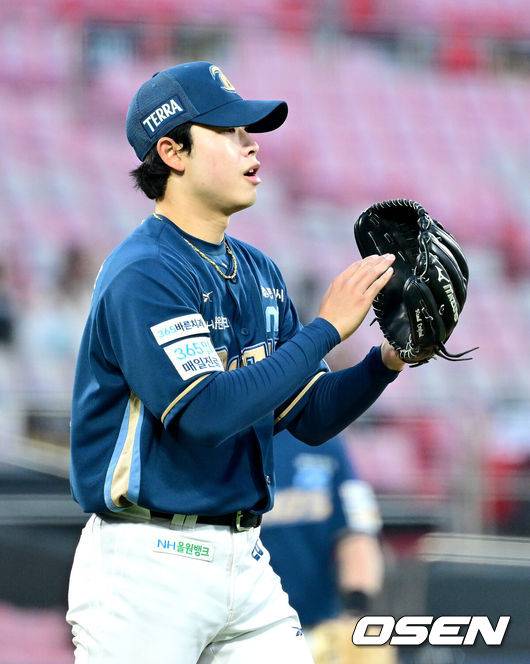 [OSEN=수원, 최규한 기자] 7일 경기도 수원 KT위즈파크에서 ‘2025 신한 SOL Bank KBO리그’ KT 위즈와 NC 다이노스의 경기가 열렸다.홈팀 KT는 소형준, 방문팀 NC는 목지훈을 선발로 내세웠다.3회말 무사 선두타자로 나선 KT 천성호를 내야 땅볼로 이끈 NC 선발 목지훈이 야수들을 향해 인사를 전하고 있다. 2025.05.07 / dreamer@osen.co.kr