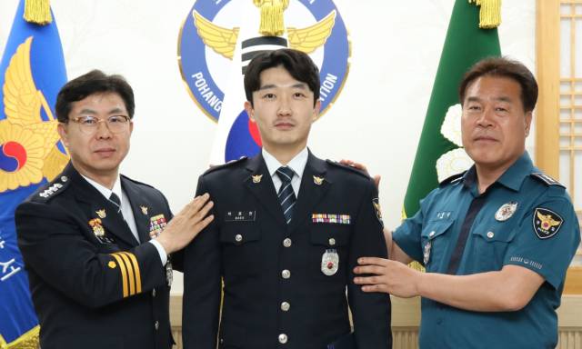 ▲청송 화재 현장에서 어르신을 구해 1계급 특별승진한 백종현 경위(가운데).ⓒ포항남부경찰서 제공