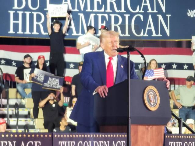 ▲도널드 트럼프 미국 대통령이 29일(현지시간) 미국 미시간주 머콤 카운티에서 열린 취임 100일 기념 연설 행사에서 연설하고 있다. 2025.4.30 ⓒ연합뉴스