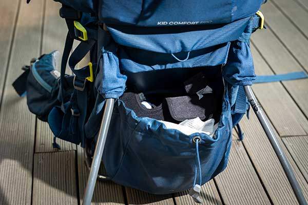 캐리어 위 아래로 큰 수납공간이 있다. 산행 내내 필요한 물품을 넣고 가기에 충분한 용량이다.