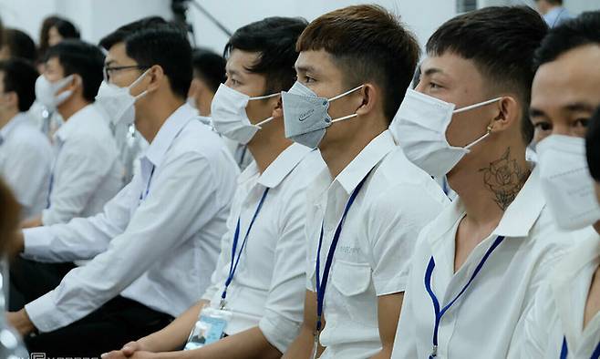 베트남에서 열린 한국의 외국인 노동자 고용허가제 선발 과정에 현지인 수만 명이 몰려들었다.