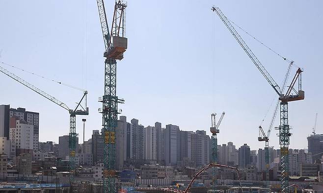 서울 시내 한 건설 현장에서 관계자들이 건설 작업을 진행하고 있다. 연합뉴스