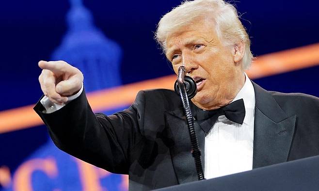 도널드 트럼프 미국 대통령이 지난달 워싱턴에서 열린 공화당의회위원회(NRCC) 만찬 행사에서 상호관세의 정당성, 효과 등을 강조하는 연설을 하며 손가락을 펴 청중석을 가리키고 있다. 로이터연합뉴스