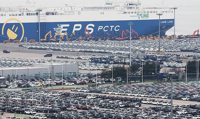 도널드 트럼프 미국 대통령의 자동차·부품 관세 부과로 업계에 비상이 걸린 가운데 지난달 경기 평택시 평택항 부두에 수출을 위해 선적을 대기 중인 자동차들이 줄지어 서 있다. 연합뉴스