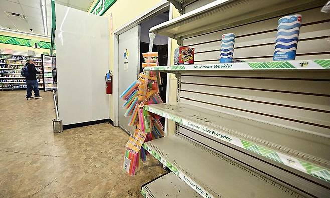 미국 캘리포니아주 알함브라의 할인 잡화점 매대가 텅 비어 있다. AFP연합뉴스